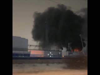 На территории электроподстанции "Чагино" в Люблино разгорелся пожар.

Огонь охватил здание трансформатора..
