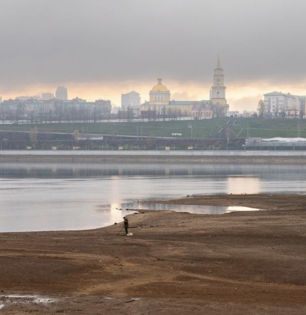 Специалисты сообщают, что глубина русла реки Кама в окрестностях Перми уменьшилась почти в два раза.

Данное..