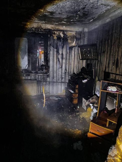 Пермяк спас из огня троих детей и кота.

Пожар из-за перегруза электросети начался в квартире жилого дома в..