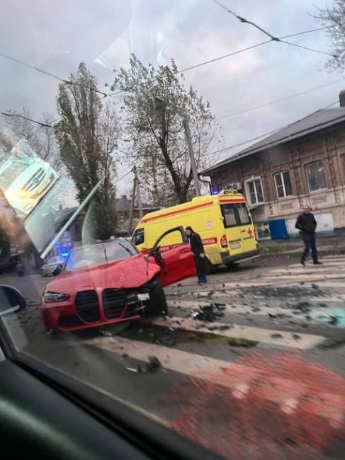 На Текучева сегодня водитель БМВ протаранил бетонные блоки, установленные при..