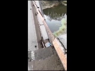 В Подольском городском округе обрушился мост через реку Пахра в районе деревни Кутьино.

На мосту в этот..