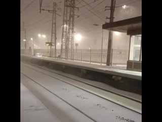 Немного апокалиптичные кадры метели на вокзале в Петербурге..