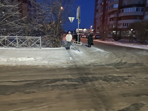 Вот интересно, когда в Омске начнут снег с дорог нормально убирать? Сколько можно деньги воровать и липовые..