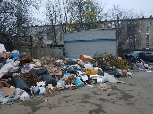 Коммунальные ужасы нашего городка. На улице Бресткой, 9А образовался свалочный очаг бытового мусора.

Что..