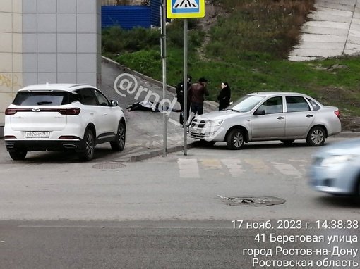 Фото происшествия (падение мужчины с Ворошиловского моста) от очевидца. Видно, как тело лежит на..