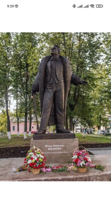 Так будет выглядеть памятник певцу Фёдору Шаляпину в Петербурге. Эскиз скульптора Евгения Ротанова и..