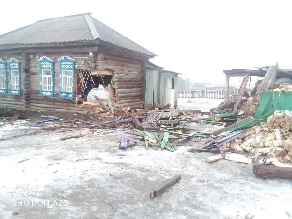 В Северном районе водитель КАМАЗа въехал в жилой дом

В деревне Кордон Северного района 11 ноября водитель..