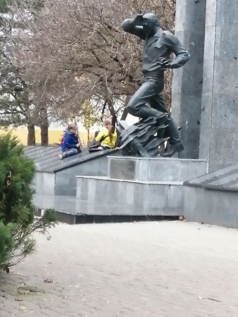 Ростовчанин против того, чтобы дети играли на памятнике героям-ликвидаторам аварии на Чернобыльской..