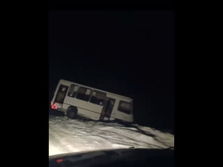От подписчиков 

На трассе Воткинск - Чайковский автобус занесло на скользкой дороге и вынесло в кювет...
