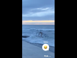 В Анапе сегодня тоже первый снег. При этом замечен купающийся в море 🥶

Видео..