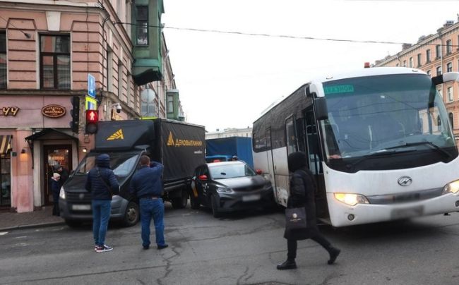 Чисто петербургскую пробку сегодня можно было наблюдать на набережной канала Грибоедова, где из-за..