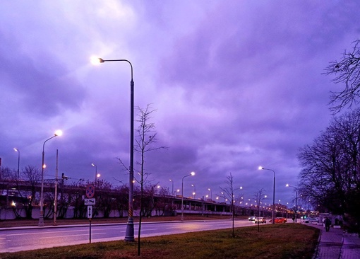 Закатное небо над Москвой сегодня было удивительным!💜

Фото lesinkha (фотографии без фильтров и..