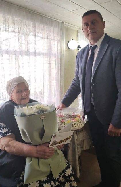 🎂В Старой Станице Ростовской области с 95-летием поздравили труженицу тыла, ветерана труда Ануфриеву..