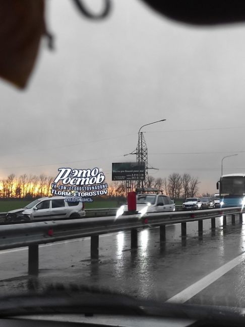 🚨 Как минимум три ДТП на трассе Ростов-Таганрог. Ведь не зря говорят, что в дождь нужно быть максимально..