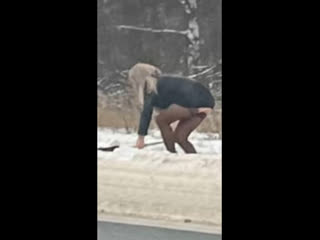 В Татарстане заметили проституток вдоль трассы М-7, которые самостоятельно чистят обочины от снега, чтобы..