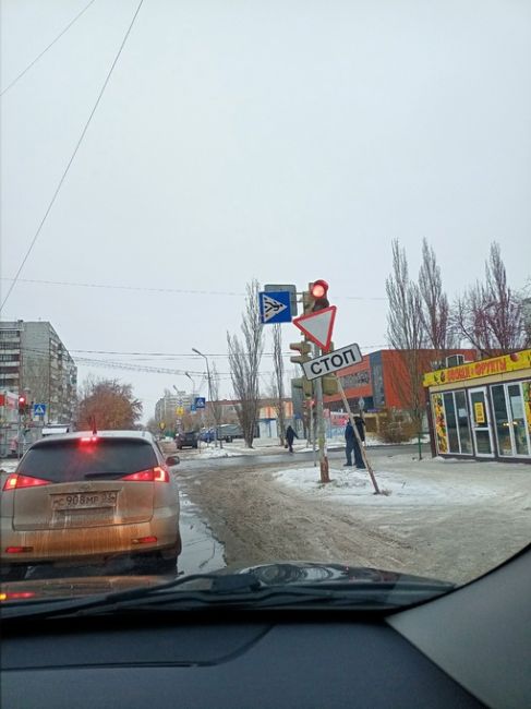 На пересечении улиц Полторацкого и Демьяна Бедного завален знак и светофор не видно. Так уже почти..