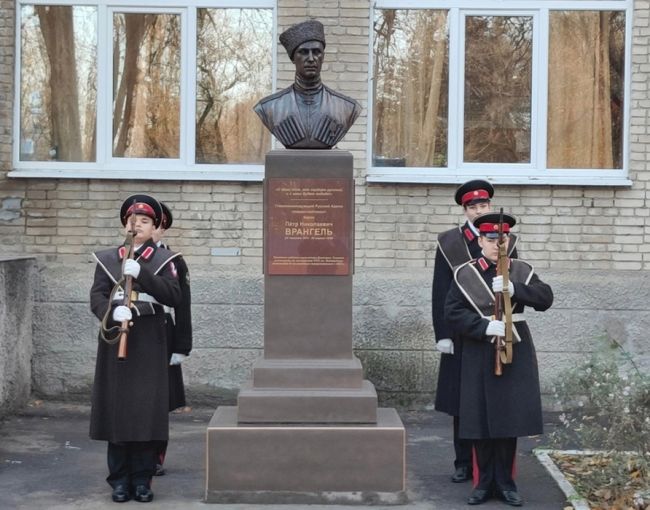 Общественники потребовали от Месхи и Голубева демонтировать памятник Врангелю в Ростове.

Активисты..