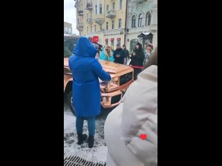 На Баумана сегодня собралась толпа людей вокруг знаменитого гелика блогера Карины Кросс..