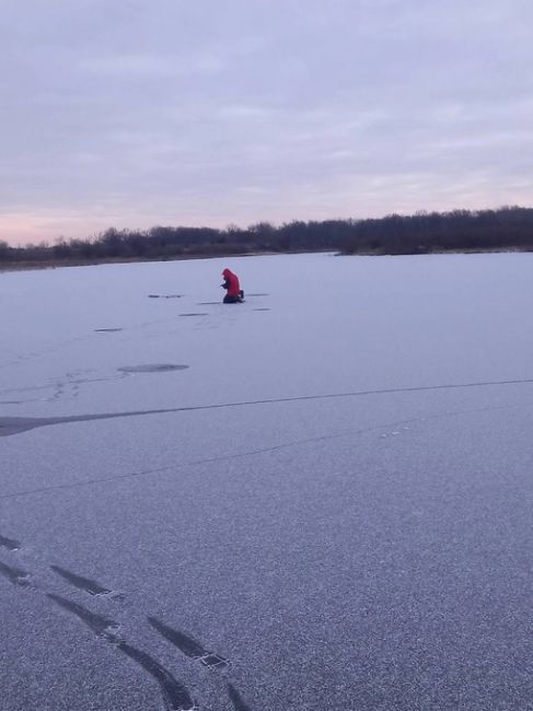 Первые рыбачки уже вышли на едва вставший и неокрепший лед.

Кажется, мы поняли, что цель зимней рыбалки в..