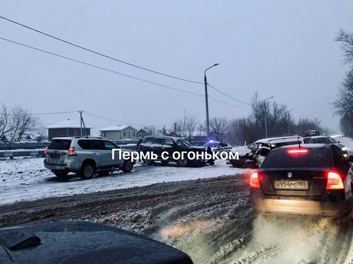 Авария на улице Встречной сегодня в Перми. Машины пострадали сильно, а что с людьми -..