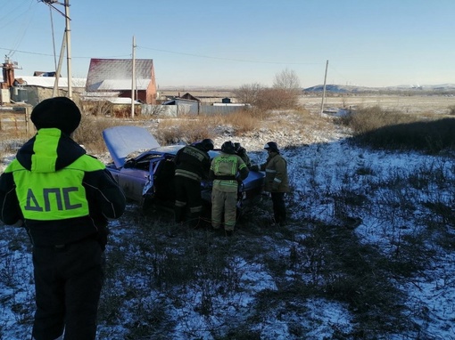 Между станциями Супряк и Магнитогорск поезд протаранил автомобиль 

Водитель легкового автомобиля выехал..