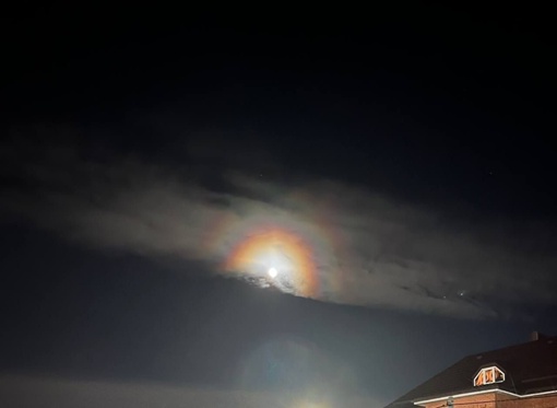 Сегодня ночью луна была будто «в радуге»! Явление заметили в Батайске..