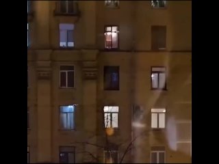 Спасатели сняли голого мужчину с карниза шестого этажа в Кировском районе.
 
Мужчина выбрался на карниз дома..