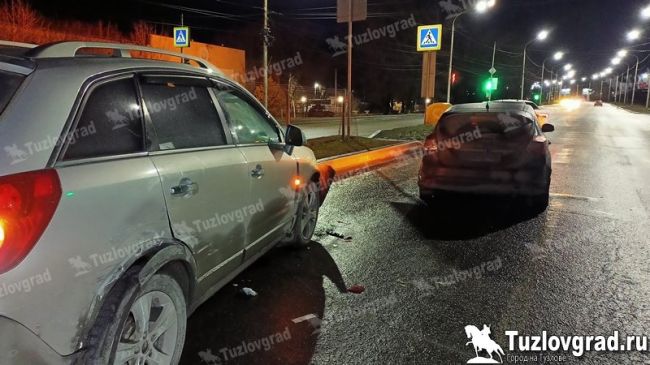 🚨 В Новочеркасске водитель Опеля уснул за рулём и протаранил 4 машины, которые стояли на светофоре. Обошлось..