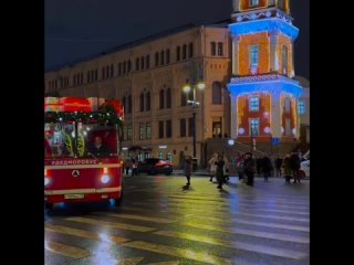 Дедморобус продолжает курсировать по центру Петербурга. 
 
Необычный транспорт с оркестром Дедушек Морозов..