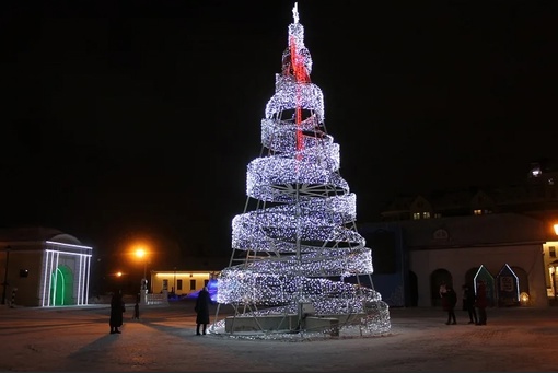 🎄 В мэрии заявили, что открыта главная городская елка. Вы серьезно? Это насмешка над омичами? То есть, по..