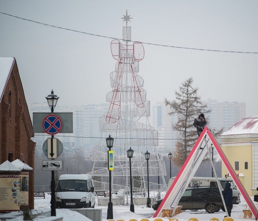 🎄 В мэрии заявили, что открыта главная городская елка. Вы серьезно? Это насмешка над омичами? То есть, по..