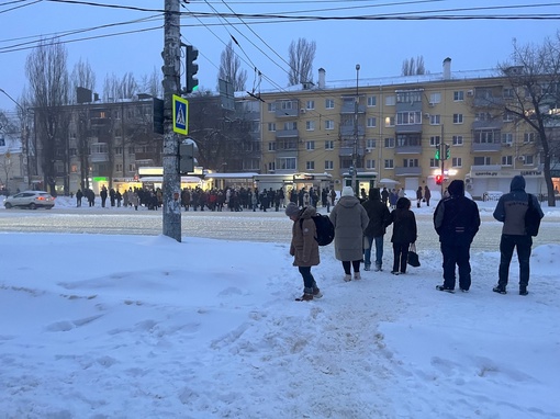 Пробки – 10 баллов! Остановки переполнены, дороги во дворах..