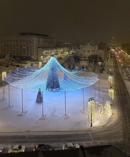 🎄Россыпь огней на Лубянской площади.

Фото..