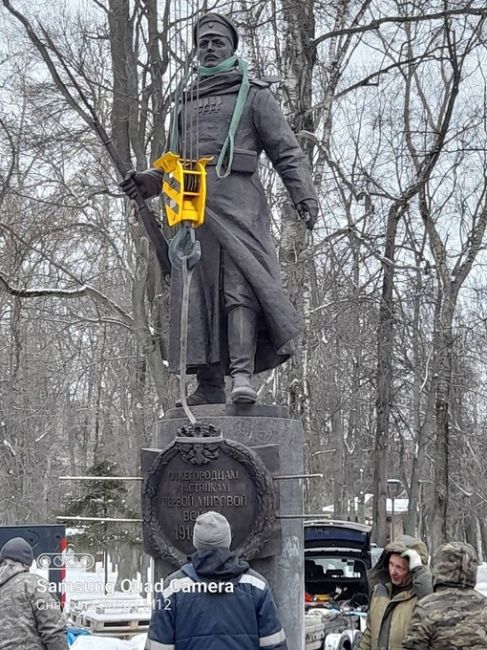 Сегодня в парке Кулибина, на месте закладного камня, начался монтаж памятника Нижегородцам — воинам Первой..