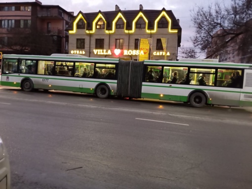 Горожане поселились фотографией автобуса-гармошки на маршруте 71.

А вы видели его на улицах..