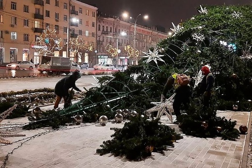 Главную новогоднюю ёлку Ростова почти установили..