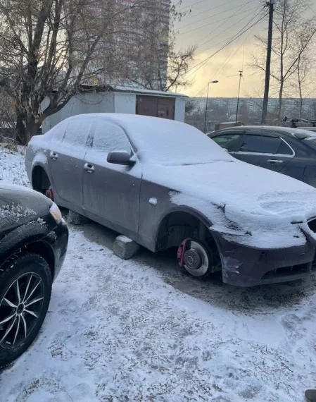 В Новосибирске задержали трех местных жителей в возрасте от 22 до 29 лет за кражу колес с машин, сообщает МВД..