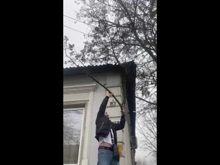На Рябышева молодой парень помог жильцам дома снять ветку с электропроводов, которую электрики не спешили..