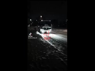 Водитель новогоднего автобуса в Новосибирске поделился с нашими читателями видео и поздравил с наступающим..