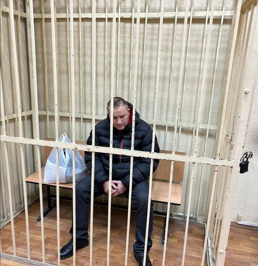 Суд арестовал отца школьницы, которая устроила стрельбу в брянской гимназии №5

Дмитрия Афанаскина..