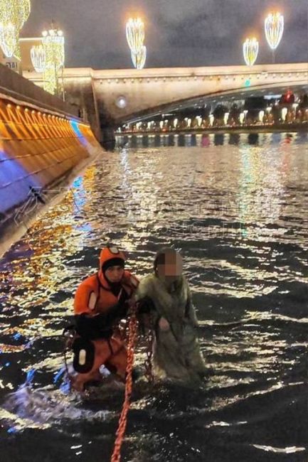 Спасатели из Москвы-реки вытащили женщину в шубе.

Женщина упала с Большого Каменного моста и смогла сама..