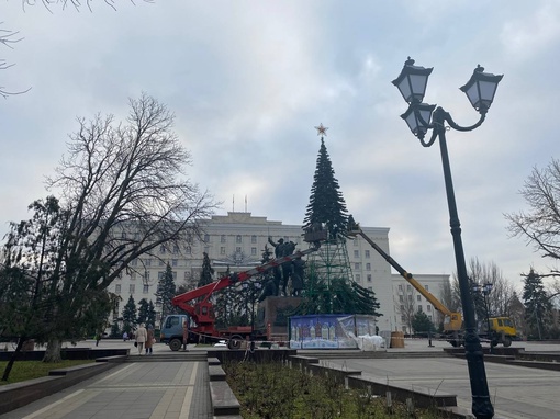 🎄 Перед зданием областного правительства в центре Ростова монтируют новогоднюю ёлку. 

Новый год все ближе....