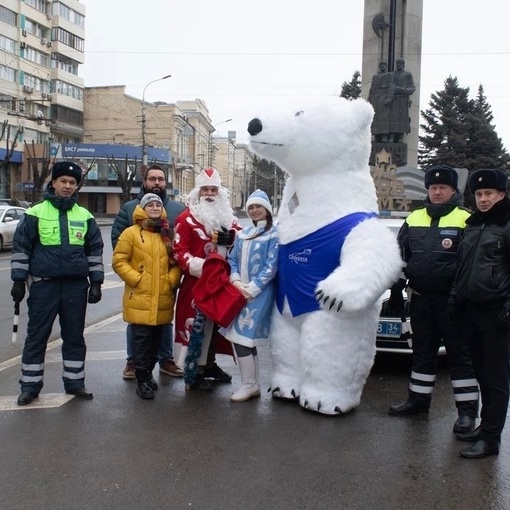 В Волгограде полицейские в костюмах Деда Мороза и Снегурочки поздравляют водителей и пешеходов с..