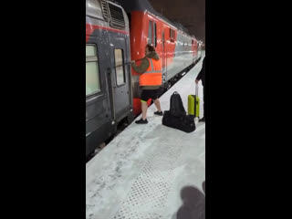 🗣️ Пассажирам поезда Москва-Нижний на днях пришлось подождать открытия двери весьма необычным..
