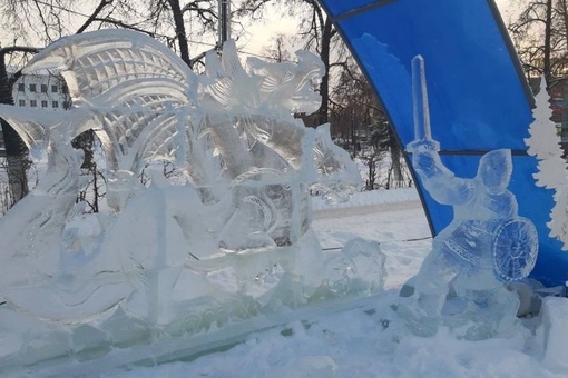 💙 В Дзержинске на площади появились ледяные..