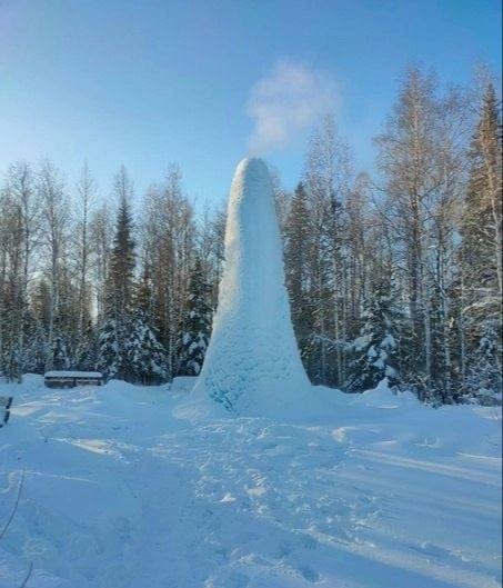 В нацпарке «Зюраткуль» ледяной фонтан вырос до 10 метров. 

Фото: телеграм-канал «Челябинск..