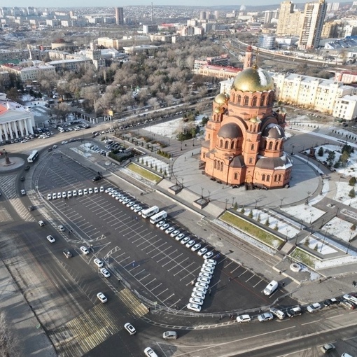 В центре Волгограда состоялась передача 43 новых санитарных машин в 28 больниц и поликлиник Волгоградской..