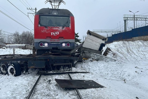 🚛В Домодедово поезд протаранил грузовик на ж/д переезде.  

Грузовик встал поперёк путей и преградил путь..