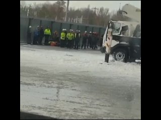 😱Рабочих придавило льдиной у СКА Арены. Мужчины грелись в машине, как вдруг ледяной шторм накрыл грузовик...