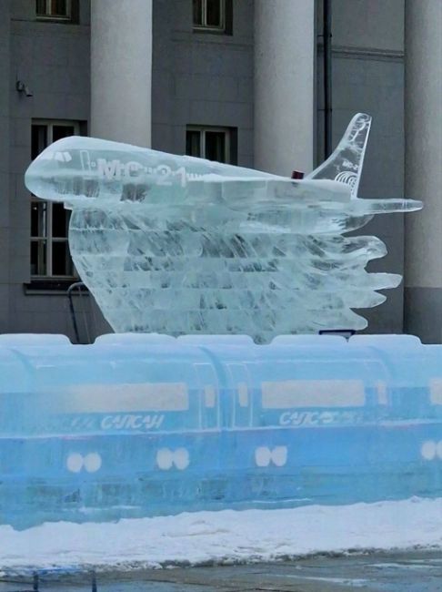 Ледяные скульптуры у центрального входа..